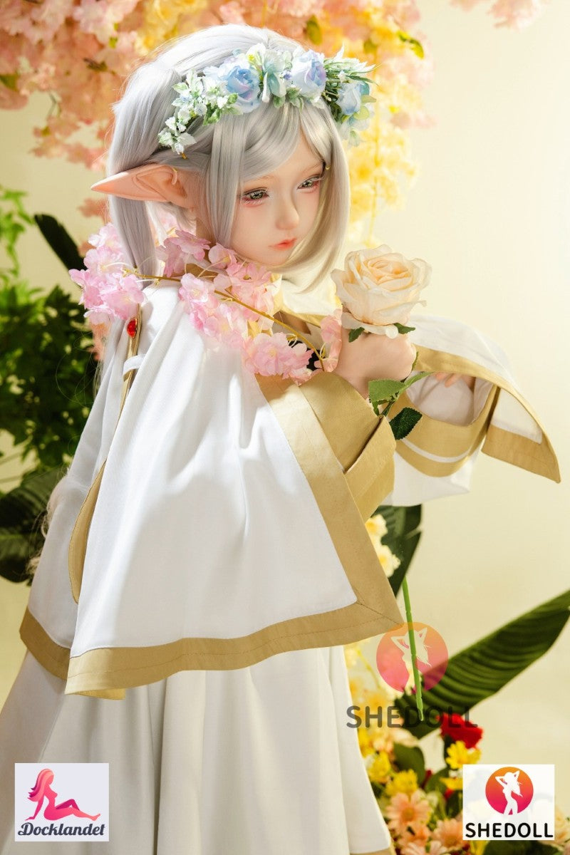 Frieren är en premium cosplay-docka inspirerad av den populära karaktären från Frieren: Beyond Journey’s End. Denna 155 cm långa silikon-modellen från SHEDOLL kombinerar en slank, alvlik estetik med fyllig G-kupa, realistisk hudkänsla och ett modernt EVO-skelett för naturliga poser. Karaktären Frieren är en 1000 år gammal alv-magiker och demon-jägare, även kallad "Frieren the Slayer", som med sin charmiga socialt inkompetenta stil vunnit många anime-fans hjärta. Detta är en enormt populär karaktär som nu än