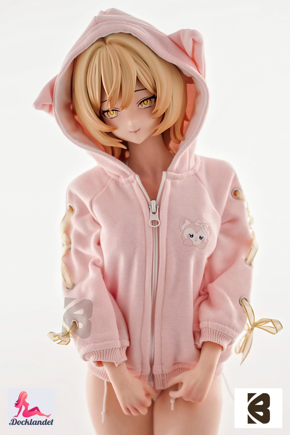 Suzuki Momomame to ekskluzywna minilaleczka marki BC-Doll. Niezwykle realistyczna i szczegółowa miniatura kobiety o długości 61 cm. Momomame jest idealna jako dekoracja domu dla tych z Was, które uwielbiają kobiecy wygląd, ale nie mają miejsca ani pieniędzy na pełnowymiarową lalkę. Realistyczna miniatura doskonale nadaje się również do fotografii i oczywiście do różnych egzotycznych, bardziej prywatnych przygód i fantazji.
