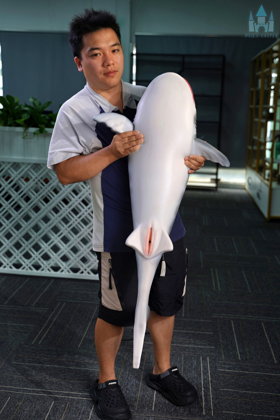 Lalka Shark 110 cm trzymana w ramionach, aby pokazać rozmiar i proporcje, realistyczny wygląd rekina z szarą górą i białym dołem.