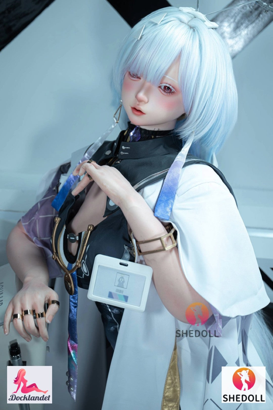 Anime realistyczne SHEDOLL lalka z jasnoniebieską fryzurą i strojem cosplay, zbliżenie przedstawiające realistyczne szczegóły i styl science-fiction.